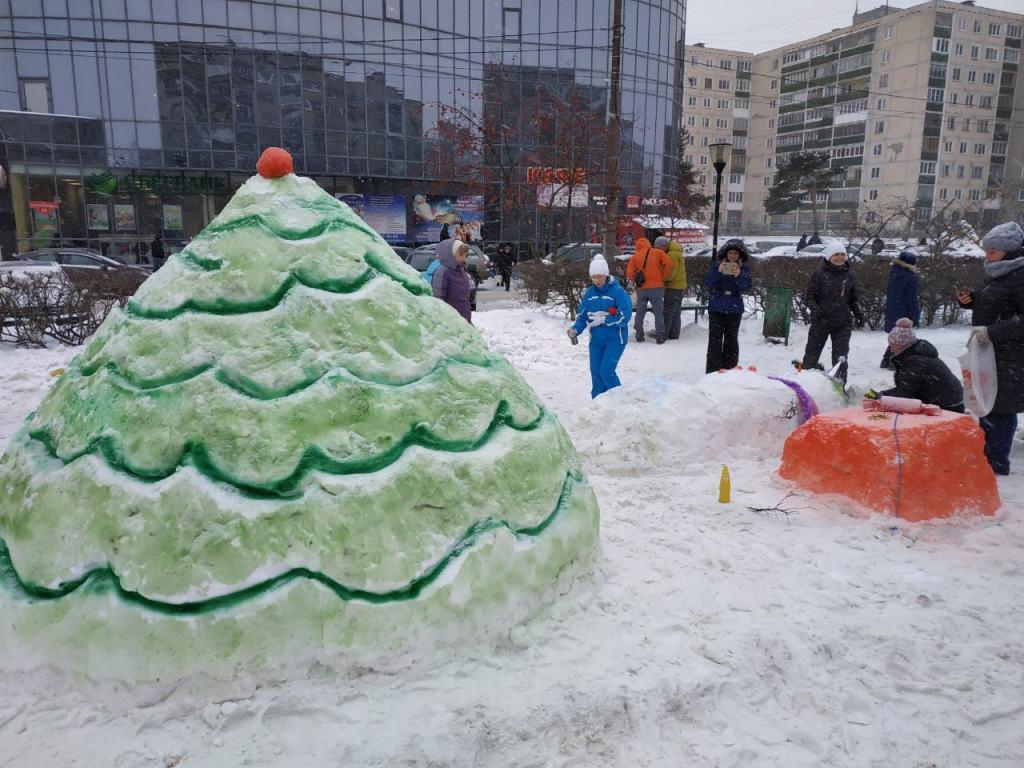 Строительство снежных городков развернулось в Сормовском районе Нижнего Новгорода - фото 1